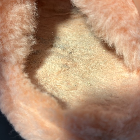 Size 7 1/2 UGG platform slippers - Picture 8 of 10